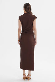 Vestido largo café de mujer sin mangas con textura arrugada ajuste ceñido y abertura lateral diseño liso