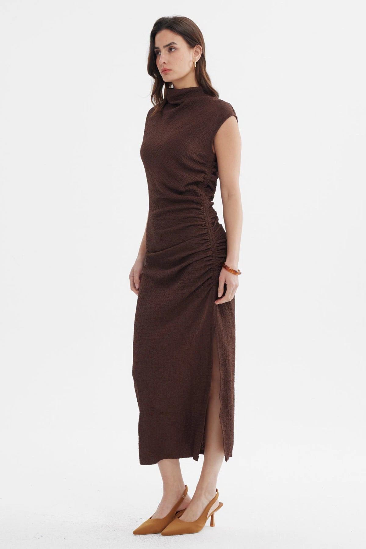 Vestido largo café de mujer sin mangas con textura arrugada ajuste ceñido y abertura lateral diseño liso