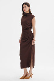Vestido largo café de mujer sin mangas con textura arrugada ajuste ceñido y abertura lateral diseño liso