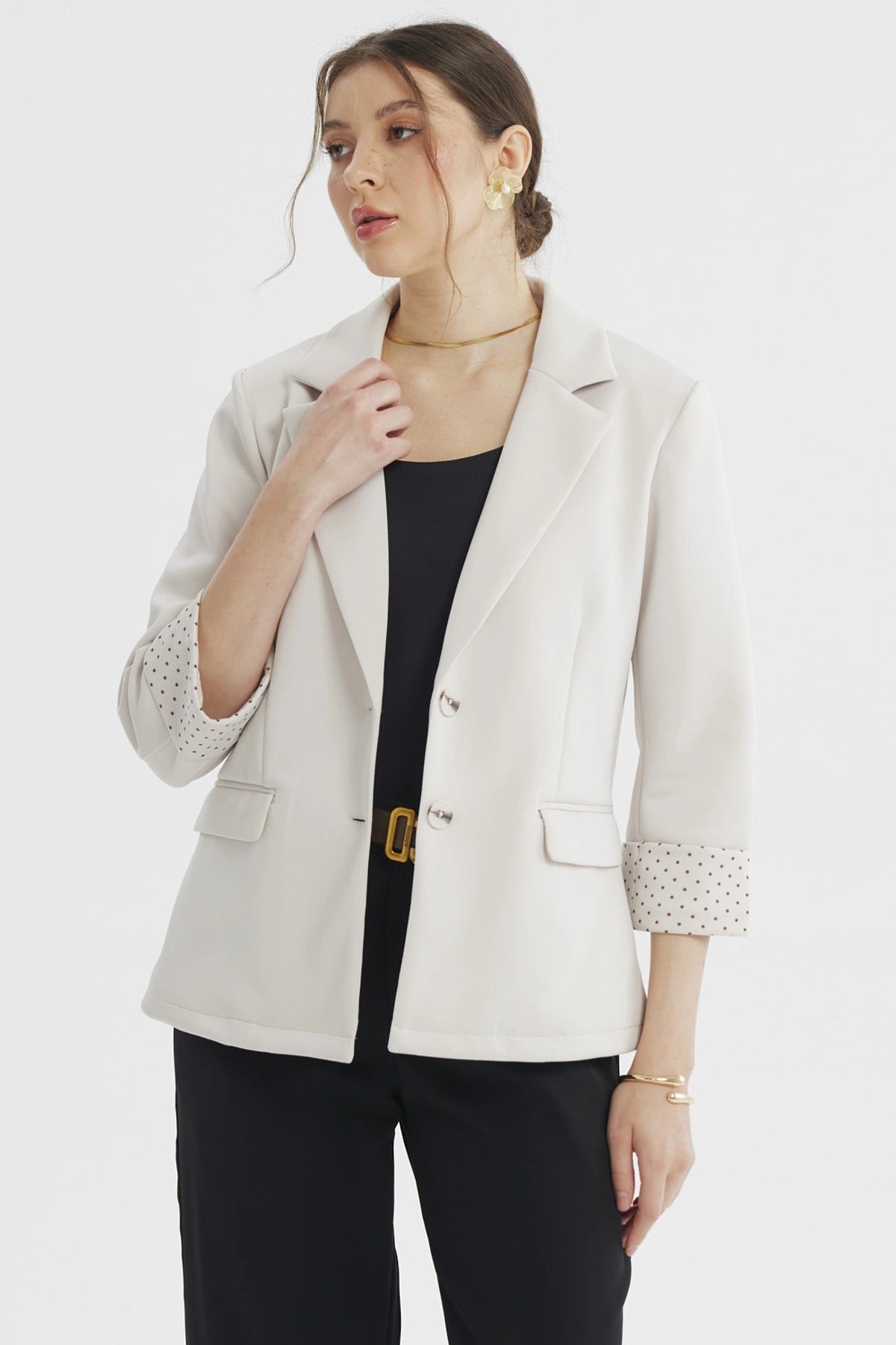 Blazer mujer arena liso con puño estampado de lunares pequeños marrones en el reverso visible elegante y moderno