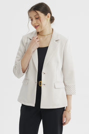 Blazer mujer arena liso con puño estampado de lunares pequeños marrones en el reverso visible elegante y moderno