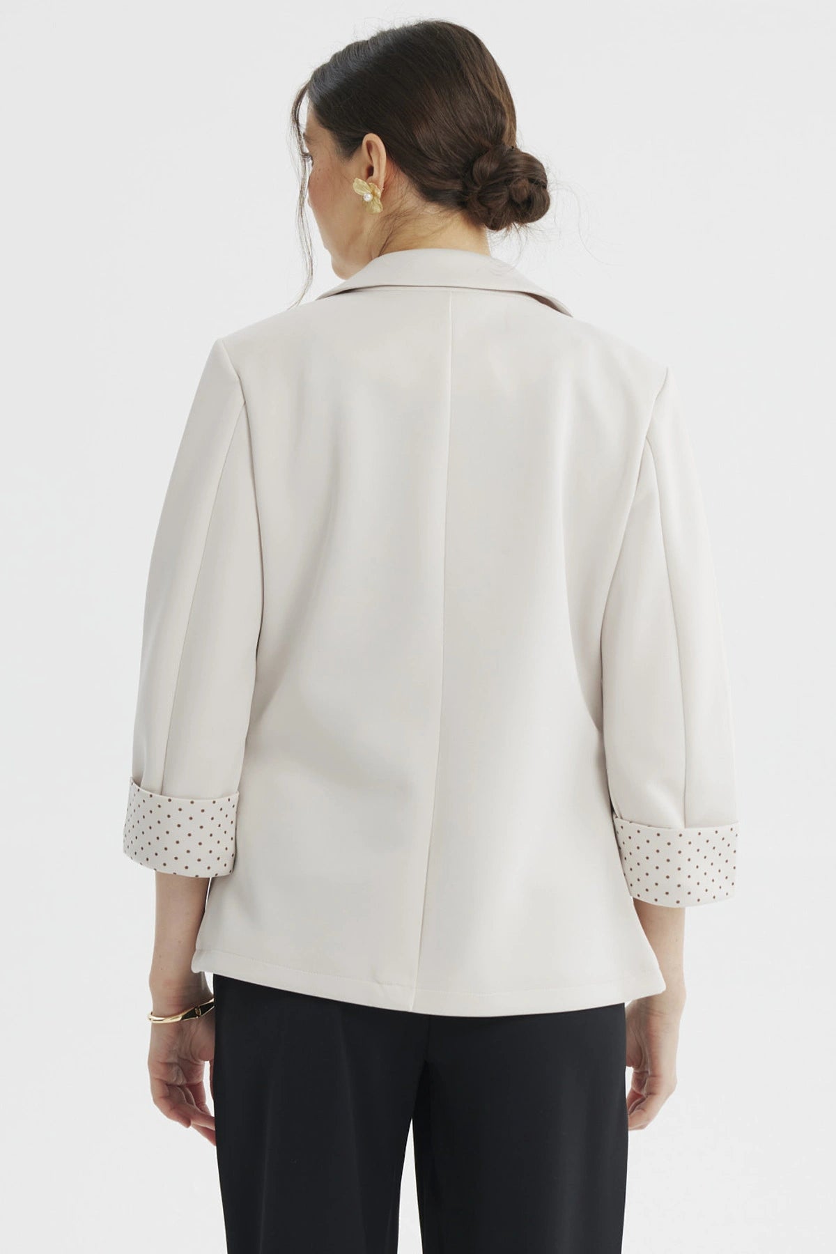 Blazer mujer arena liso con puño estampado de lunares pequeños marrones en el reverso visible elegante y moderno