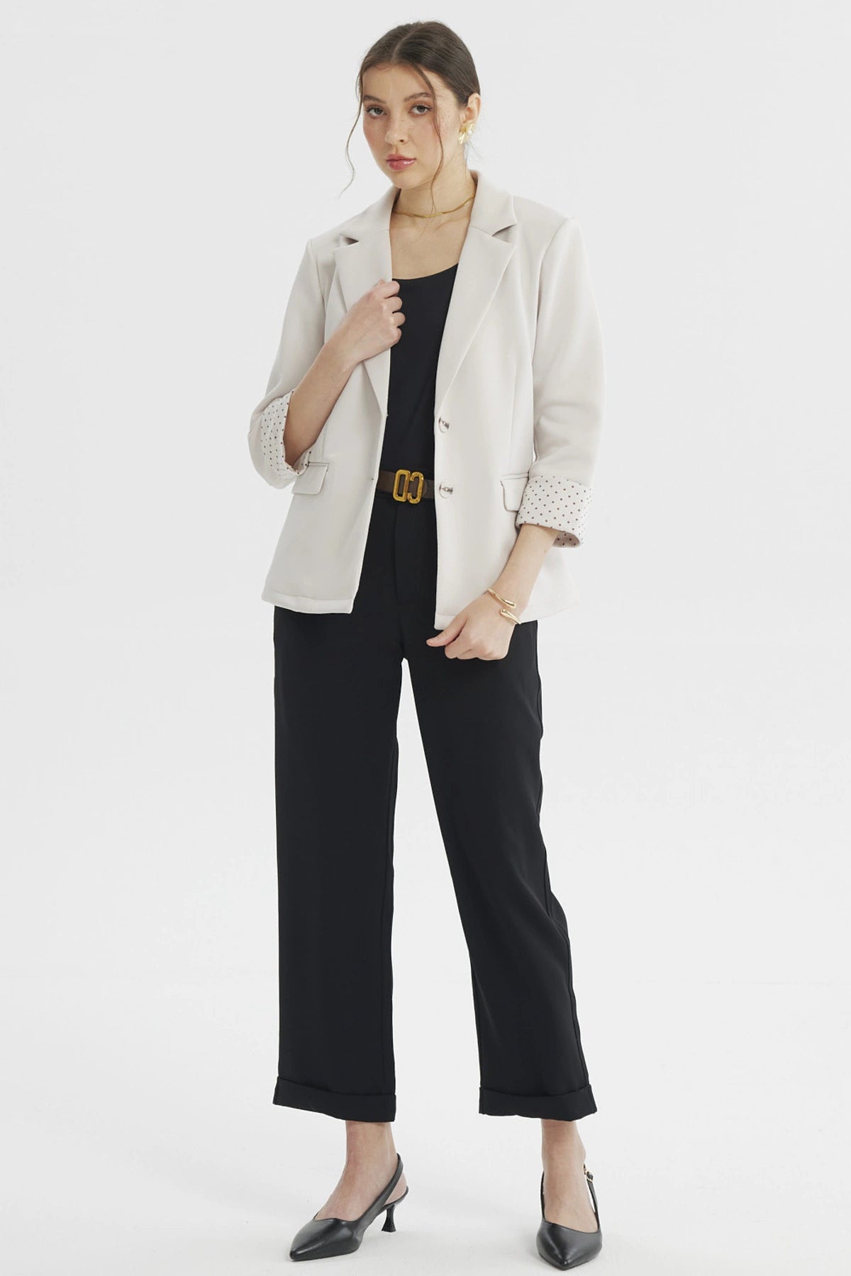 Blazer mujer arena liso con puño estampado de lunares pequeños marrones en el reverso visible elegante y moderno