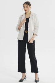 Blazer mujer arena liso con puño estampado de lunares pequeños marrones en el reverso visible elegante y moderno