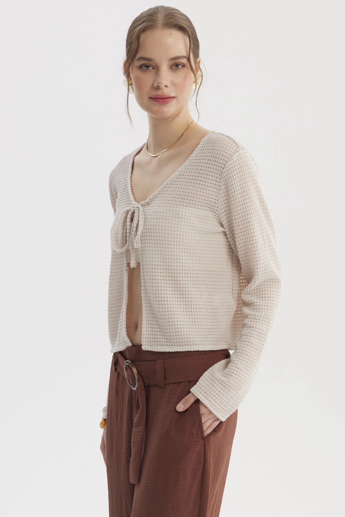 Polera mujer color arena con diseño de nudo en el pecho y textura de punto calado estilo casual y moderno lisa