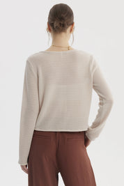 Polera mujer color arena con diseño de nudo en el pecho y textura de punto calado estilo casual y moderno lisa