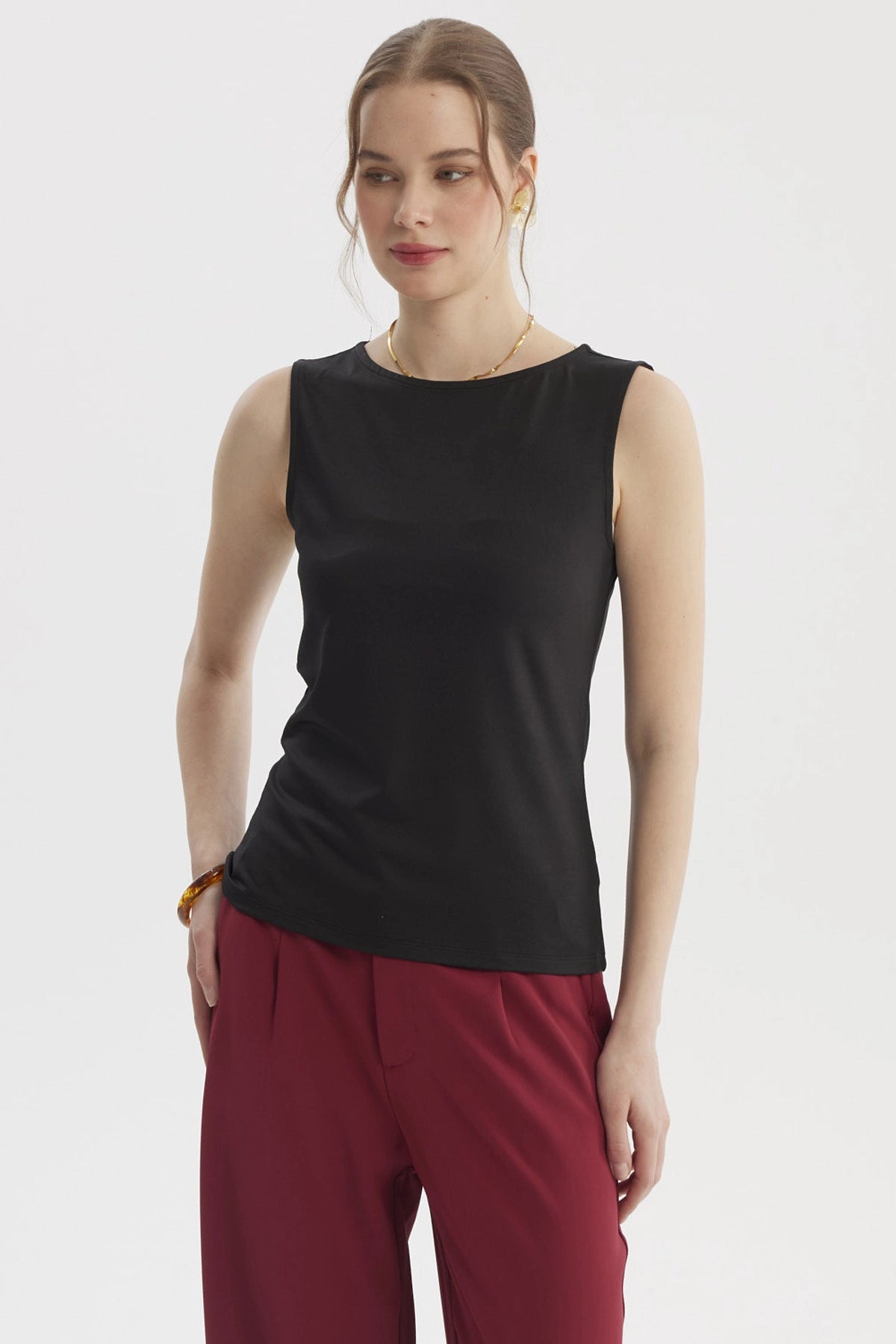 Polera negra lisa de mujer sin mangas cuello bote estilo casual elegante
