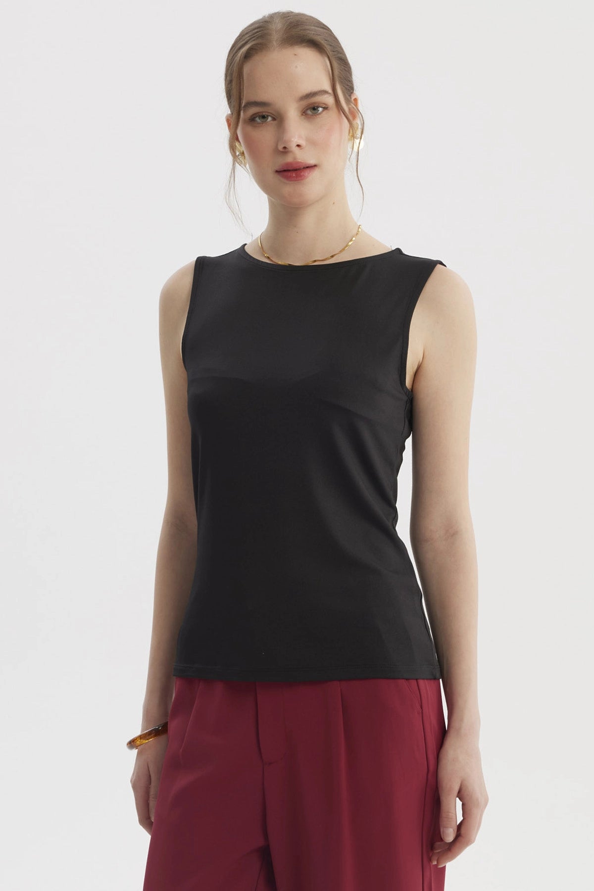 Polera negra lisa de mujer sin mangas cuello bote estilo casual elegante