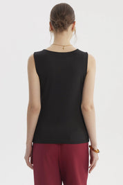 Polera negra lisa de mujer sin mangas cuello bote estilo casual elegante