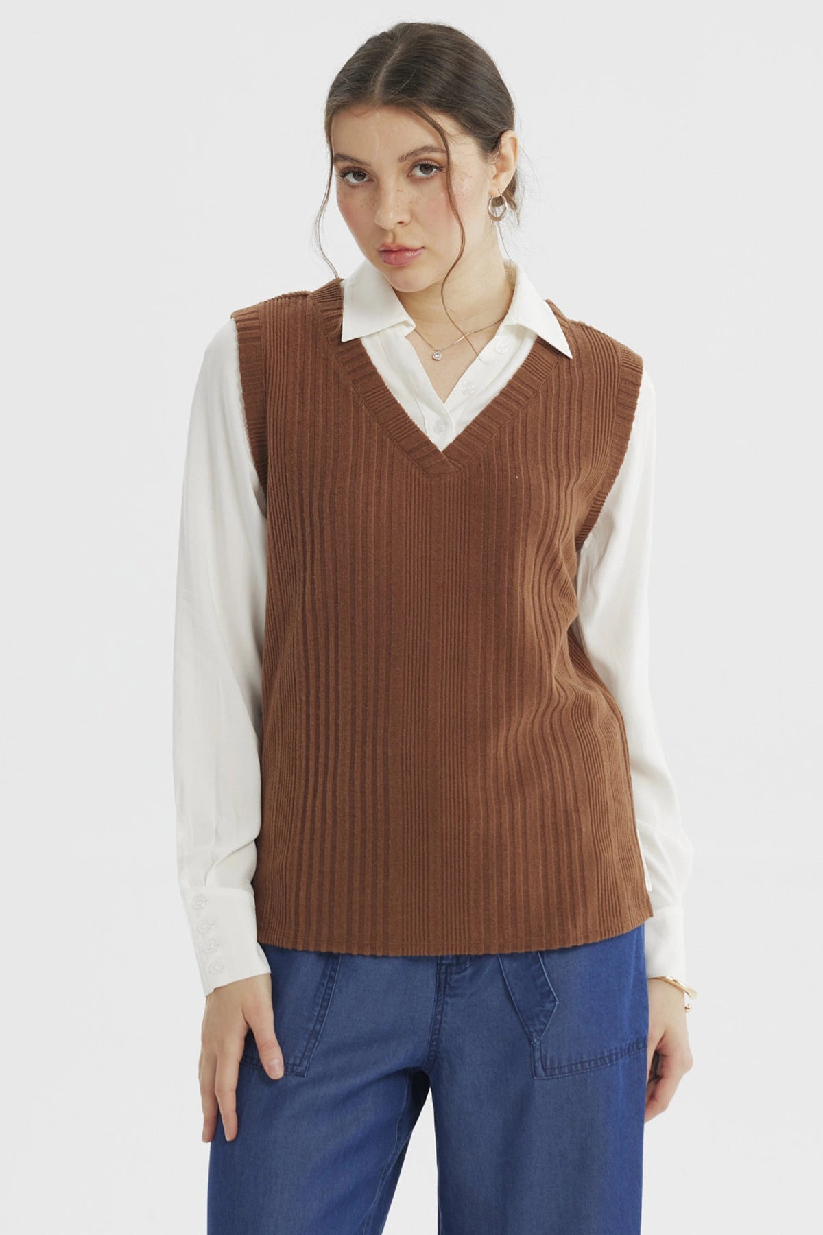 Sweater mujer color café sin mangas con textura acanalada lisa ideal para combinar con blusas blancas y jeans casuales