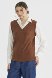 Sweater mujer color café sin mangas con textura acanalada lisa ideal para combinar con blusas blancas y jeans casuales