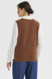 Sweater mujer color café sin mangas con textura acanalada lisa ideal para combinar con blusas blancas y jeans casuales