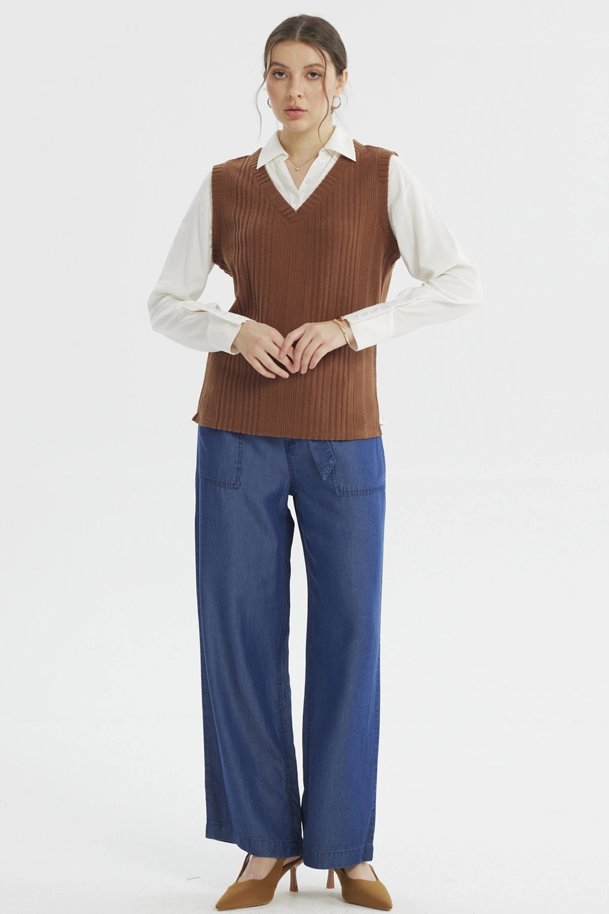 Sweater mujer color café sin mangas con textura acanalada lisa ideal para combinar con blusas blancas y jeans casuales
