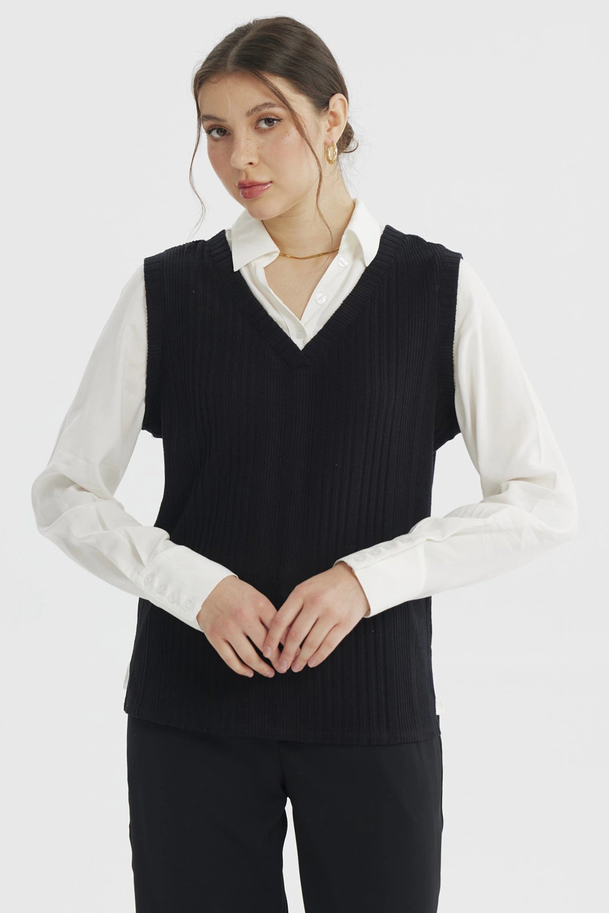 Sweater negro sin mangas para mujer con cuello en V y textura acanalada prenda lisa ideal para combinar con camisas