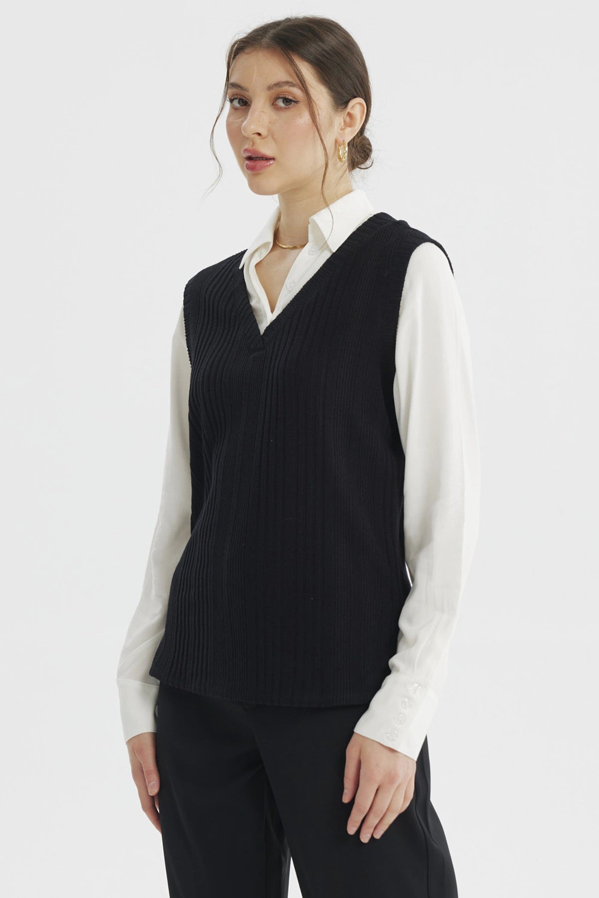 Sweater negro sin mangas para mujer con cuello en V y textura acanalada prenda lisa ideal para combinar con camisas