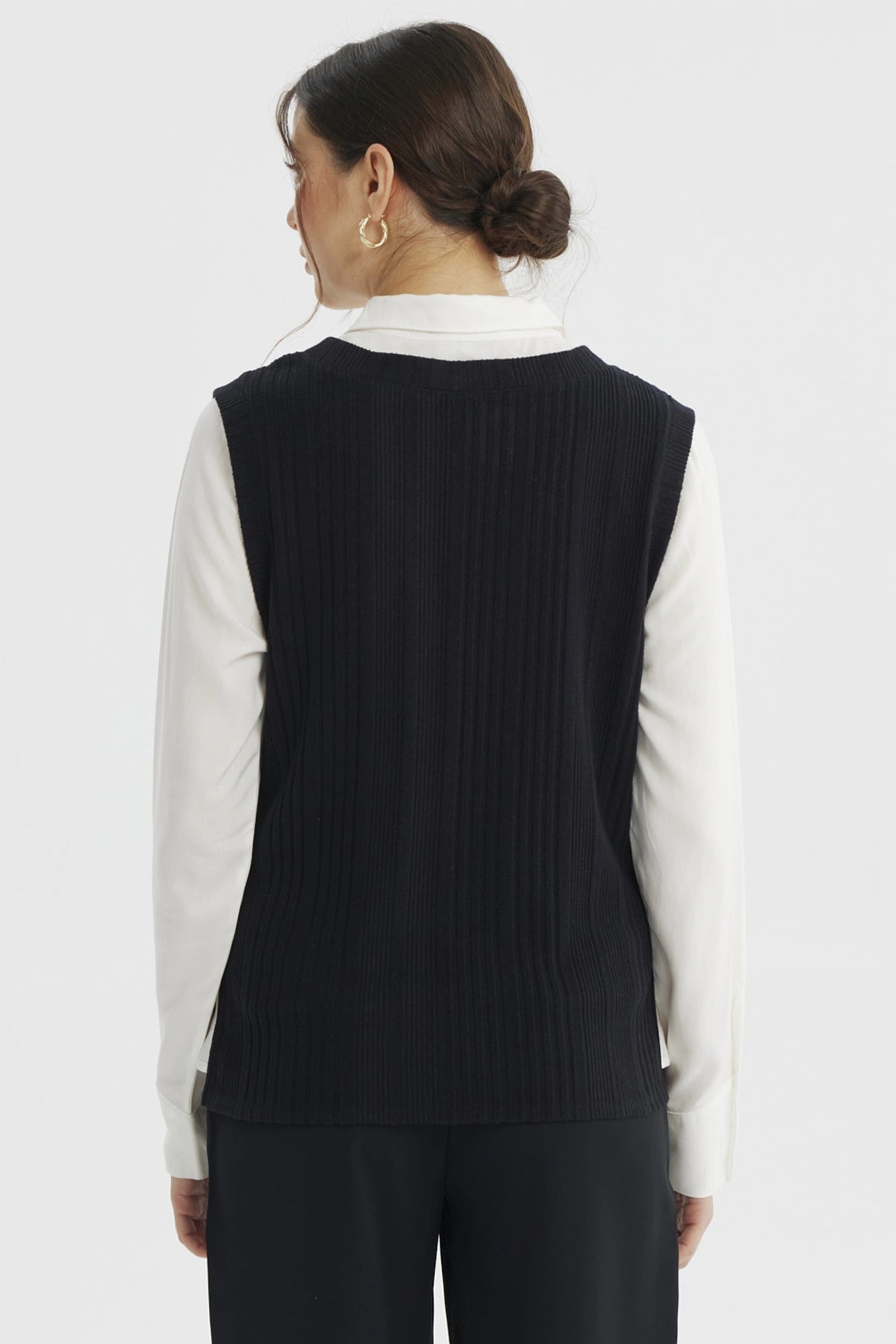 Sweater negro sin mangas para mujer con cuello en V y textura acanalada prenda lisa ideal para combinar con camisas