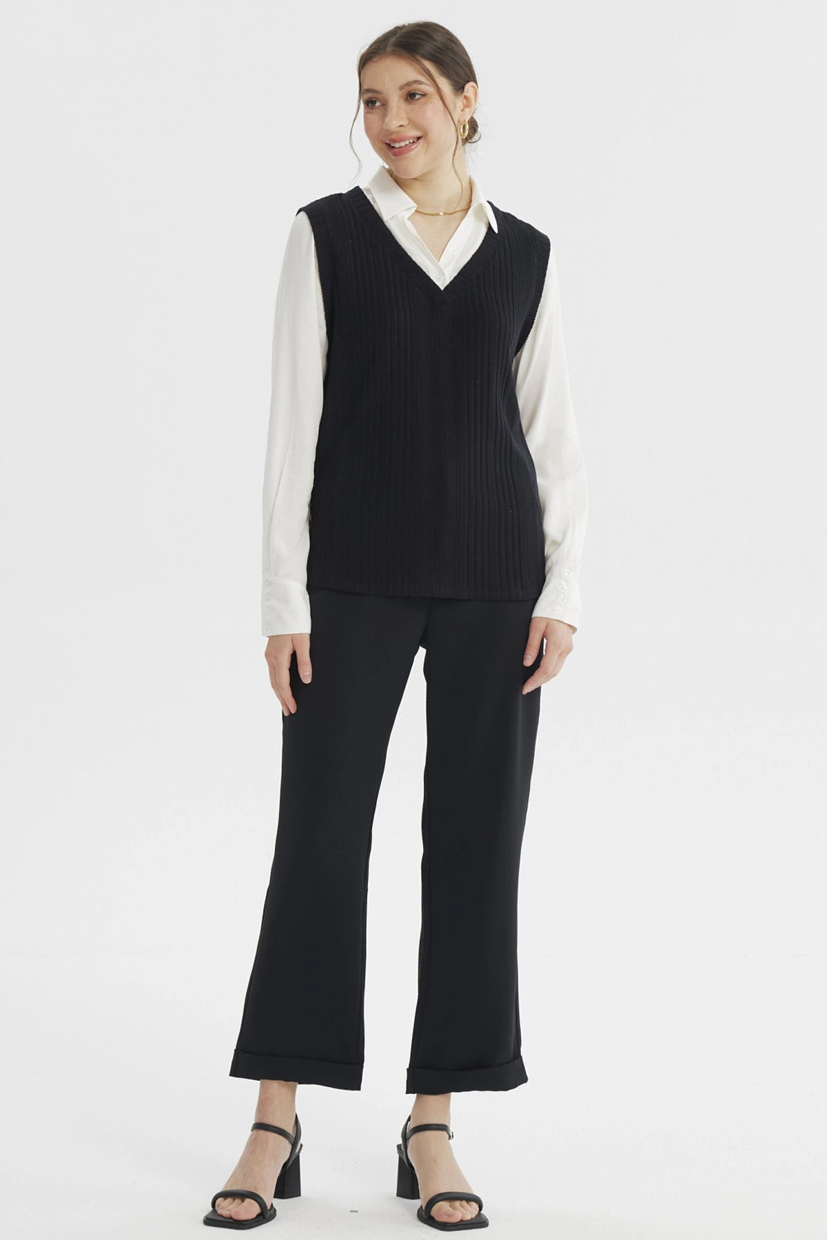 Sweater negro sin mangas para mujer con cuello en V y textura acanalada prenda lisa ideal para combinar con camisas