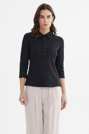 Polera negra de mujer con botones al frente y mangas tres cuartos diseño liso y corte ajustado