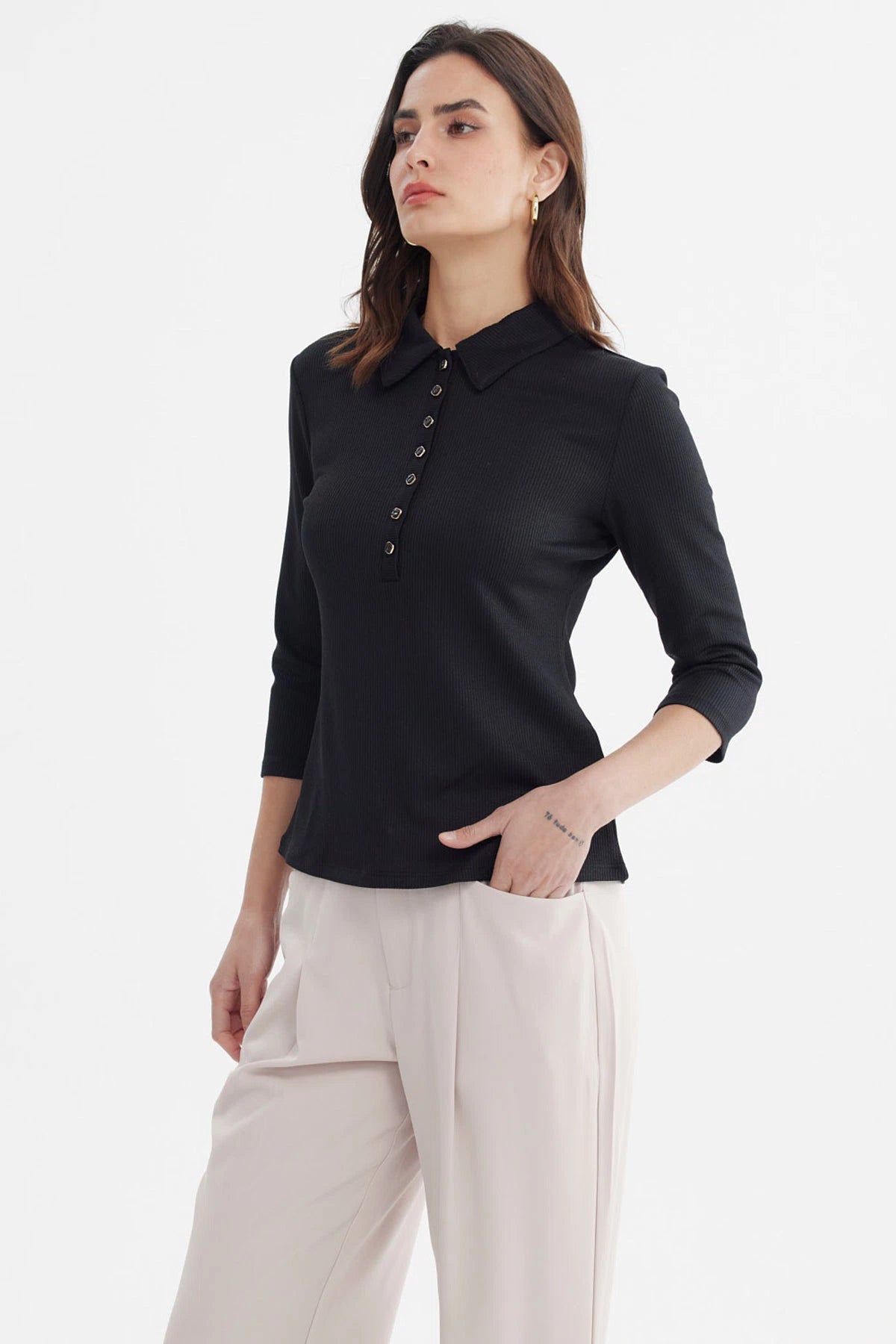 Polera negra de mujer con botones al frente y mangas tres cuartos diseño liso y corte ajustado