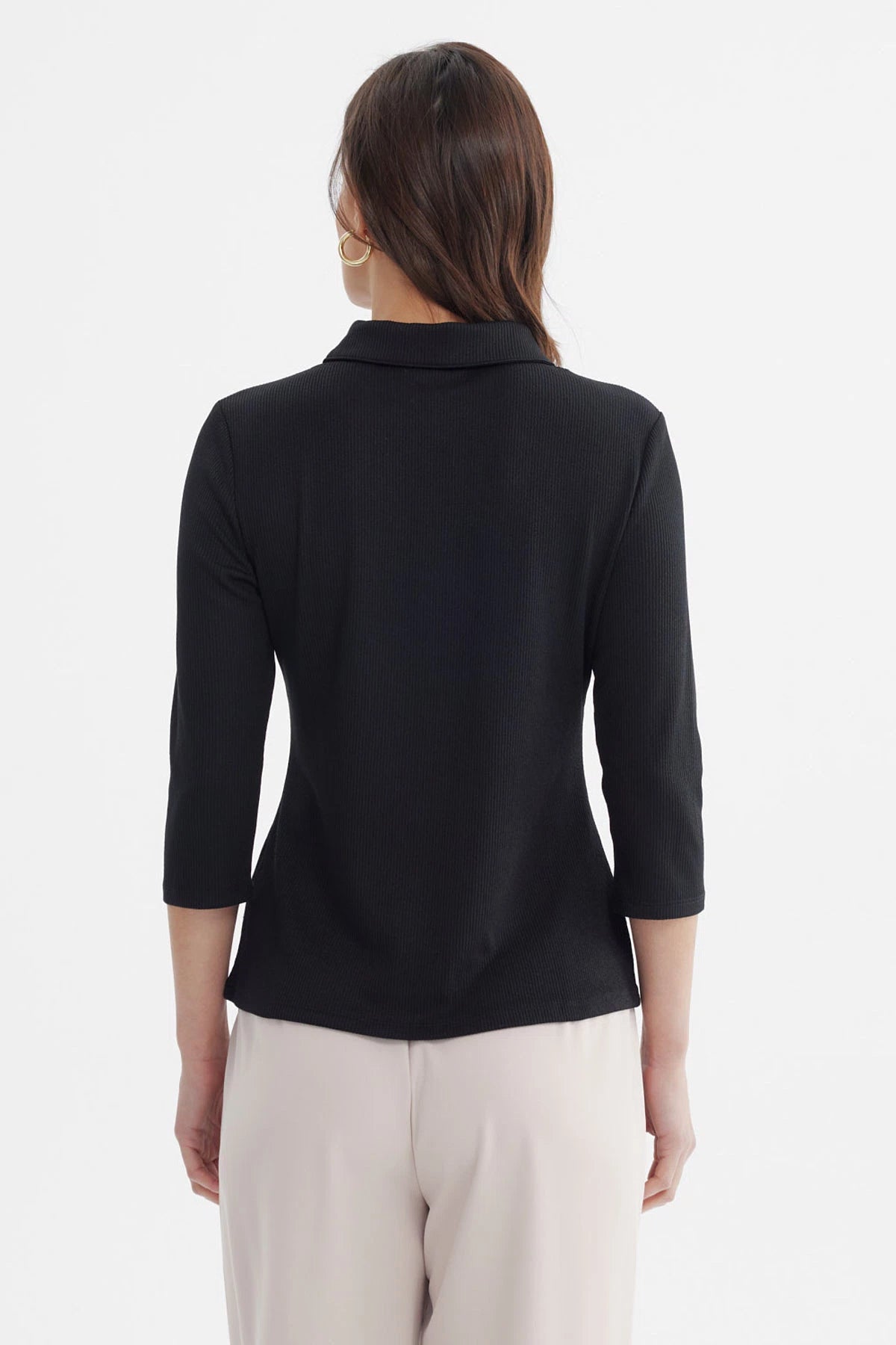Polera negra de mujer con botones al frente y mangas tres cuartos diseño liso y corte ajustado
