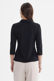 Polera negra de mujer con botones al frente y mangas tres cuartos diseño liso y corte ajustado