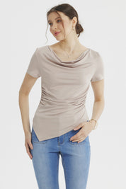 Polera gris para mujer con drapeado en el cuello y costados ajustados sin estampa diseño liso