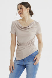 Polera gris para mujer con drapeado en el cuello y costados ajustados sin estampa diseño liso