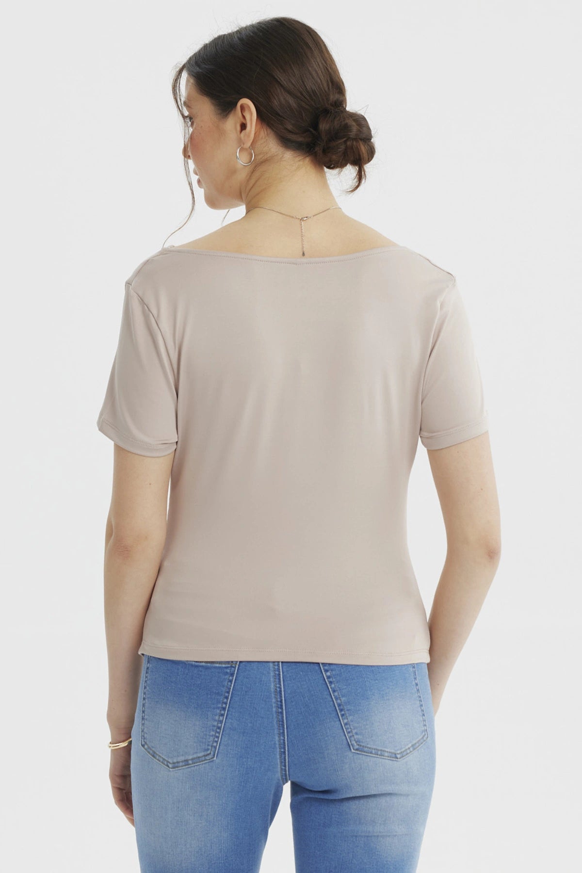 Polera gris para mujer con drapeado en el cuello y costados ajustados sin estampa diseño liso