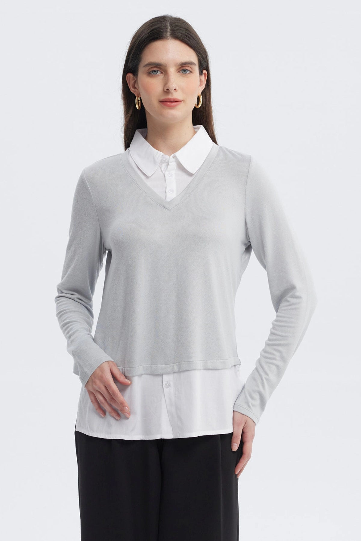 Sweater mujer casual gris con cuello en V manga larga sobre camisa blanca visible en el dobladillo sin estampa