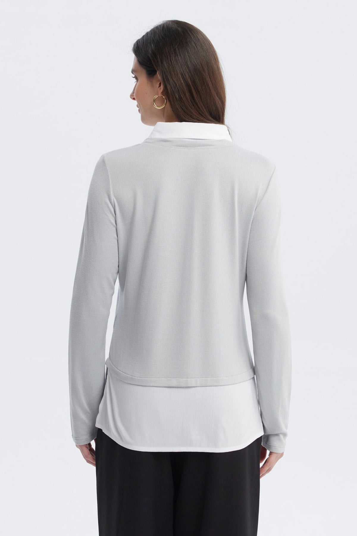 Sweater mujer casual gris con cuello en V manga larga sobre camisa blanca visible en el dobladillo sin estampa