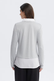 Sweater mujer casual gris con cuello en V manga larga sobre camisa blanca visible en el dobladillo sin estampa