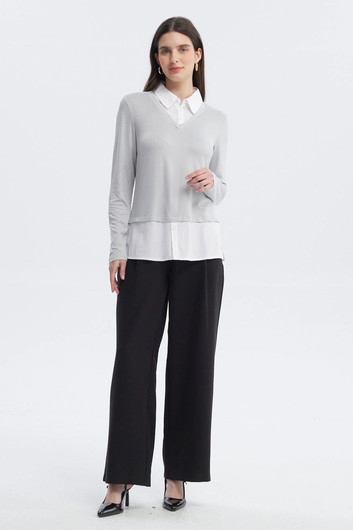 Sweater mujer casual gris con cuello en V manga larga sobre camisa blanca visible en el dobladillo sin estampa