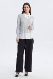 Sweater mujer casual gris con cuello en V manga larga sobre camisa blanca visible en el dobladillo sin estampa