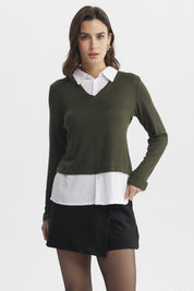 Sweater verde de mujer con efecto de blusa blanca falsa en la parte inferior diseño elegante y casual sin estampa