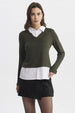 Sweater verde de mujer con efecto de blusa blanca falsa en la parte inferior diseño elegante y casual sin estampa