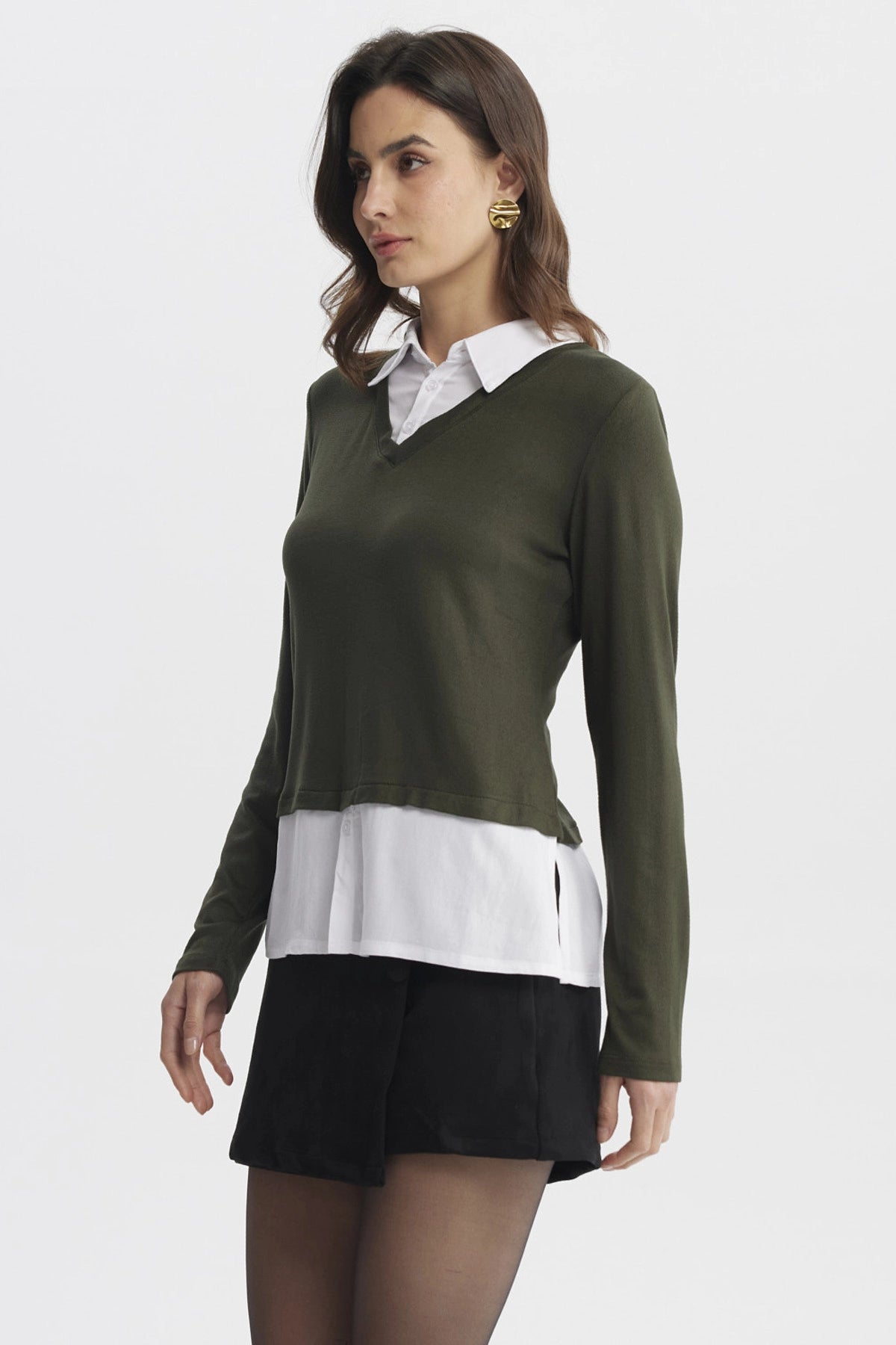 Sweater verde de mujer con efecto de blusa blanca falsa en la parte inferior diseño elegante y casual sin estampa