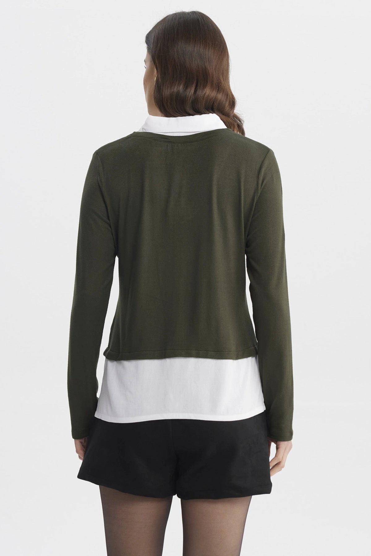 Sweater verde de mujer con efecto de blusa blanca falsa en la parte inferior diseño elegante y casual sin estampa