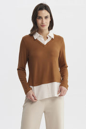 Sweater camel oscuro para mujer con blusa falsa blanca a rayas visibles en el cuello y faldón