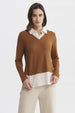 Sweater camel oscuro para mujer con blusa falsa blanca a rayas visibles en el cuello y faldón