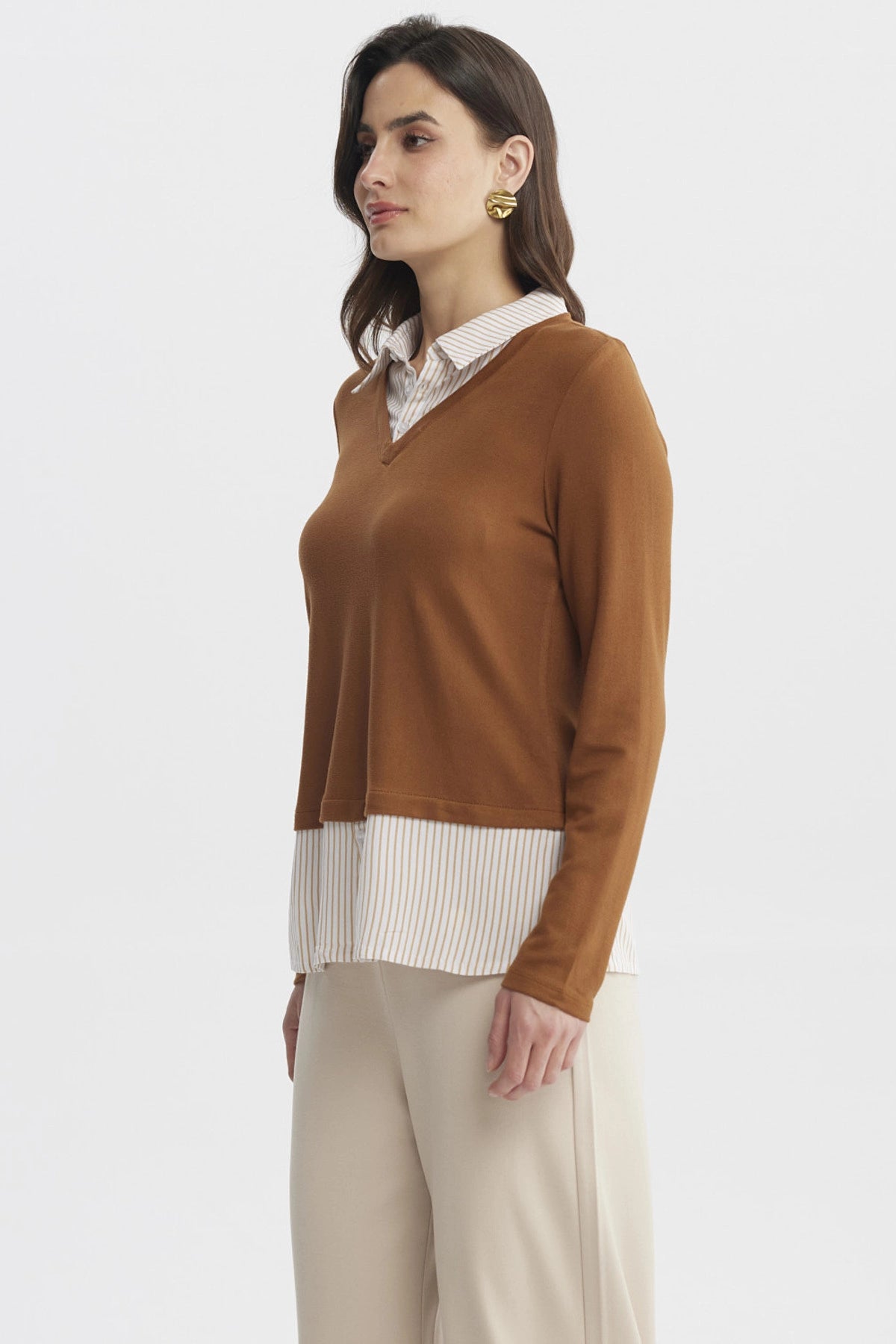 Sweater camel oscuro para mujer con blusa falsa blanca a rayas visibles en el cuello y faldón