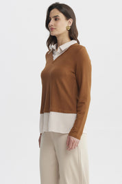 Sweater camel oscuro para mujer con blusa falsa blanca a rayas visibles en el cuello y faldón
