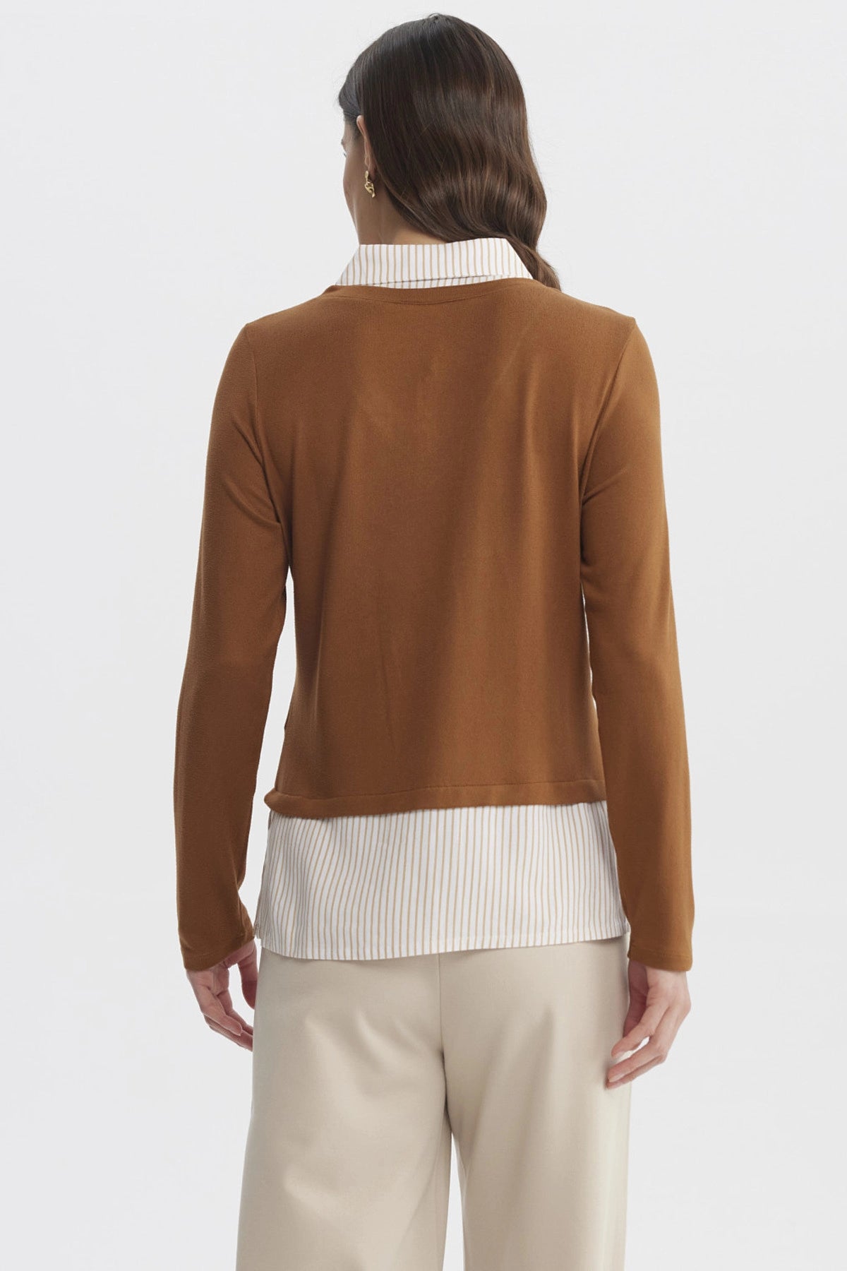 Sweater camel oscuro para mujer con blusa falsa blanca a rayas visibles en el cuello y faldón