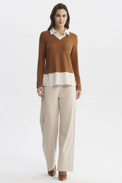 Sweater camel oscuro para mujer con blusa falsa blanca a rayas visibles en el cuello y faldón