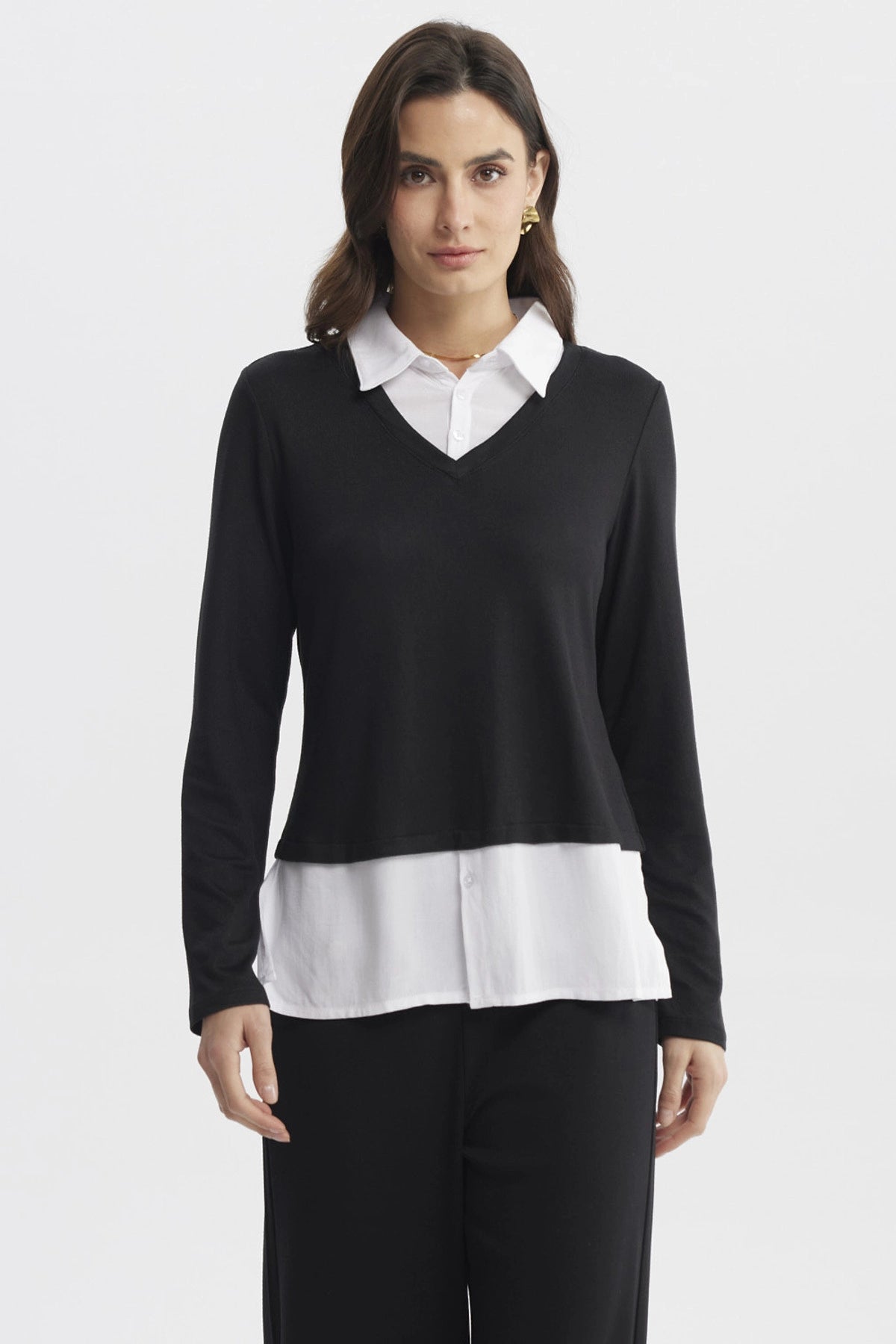 Sweater negro con blusa blanca falsa visible en cuello y faldón diseño liso ideal para un look elegante y moderno