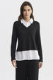 Sweater negro con blusa blanca falsa visible en cuello y faldón diseño liso ideal para un look elegante y moderno