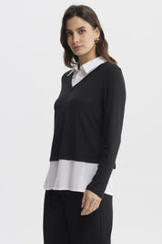 Sweater negro con blusa blanca falsa visible en cuello y faldón diseño liso ideal para un look elegante y moderno