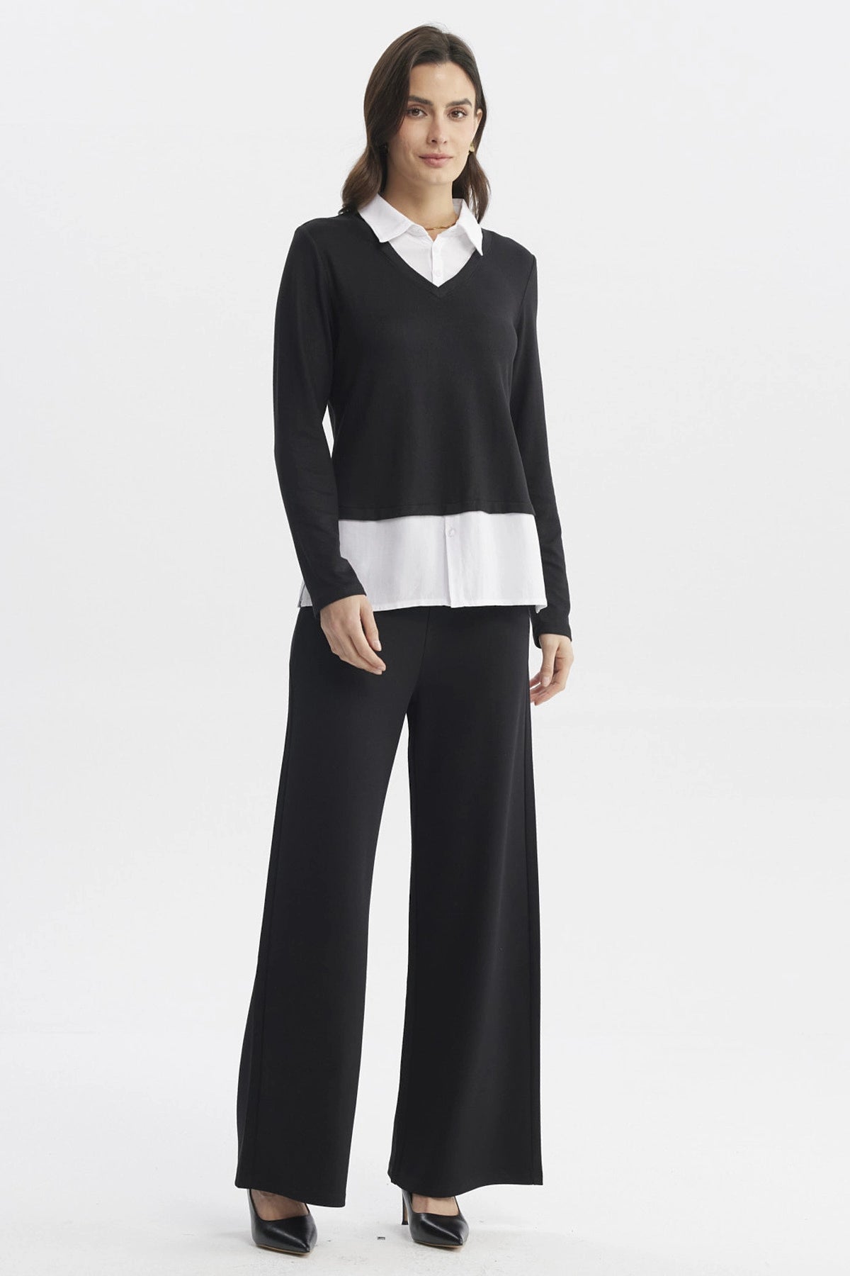 Sweater negro con blusa blanca falsa visible en cuello y faldón diseño liso ideal para un look elegante y moderno