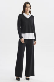 Sweater negro con blusa blanca falsa visible en cuello y faldón diseño liso ideal para un look elegante y moderno