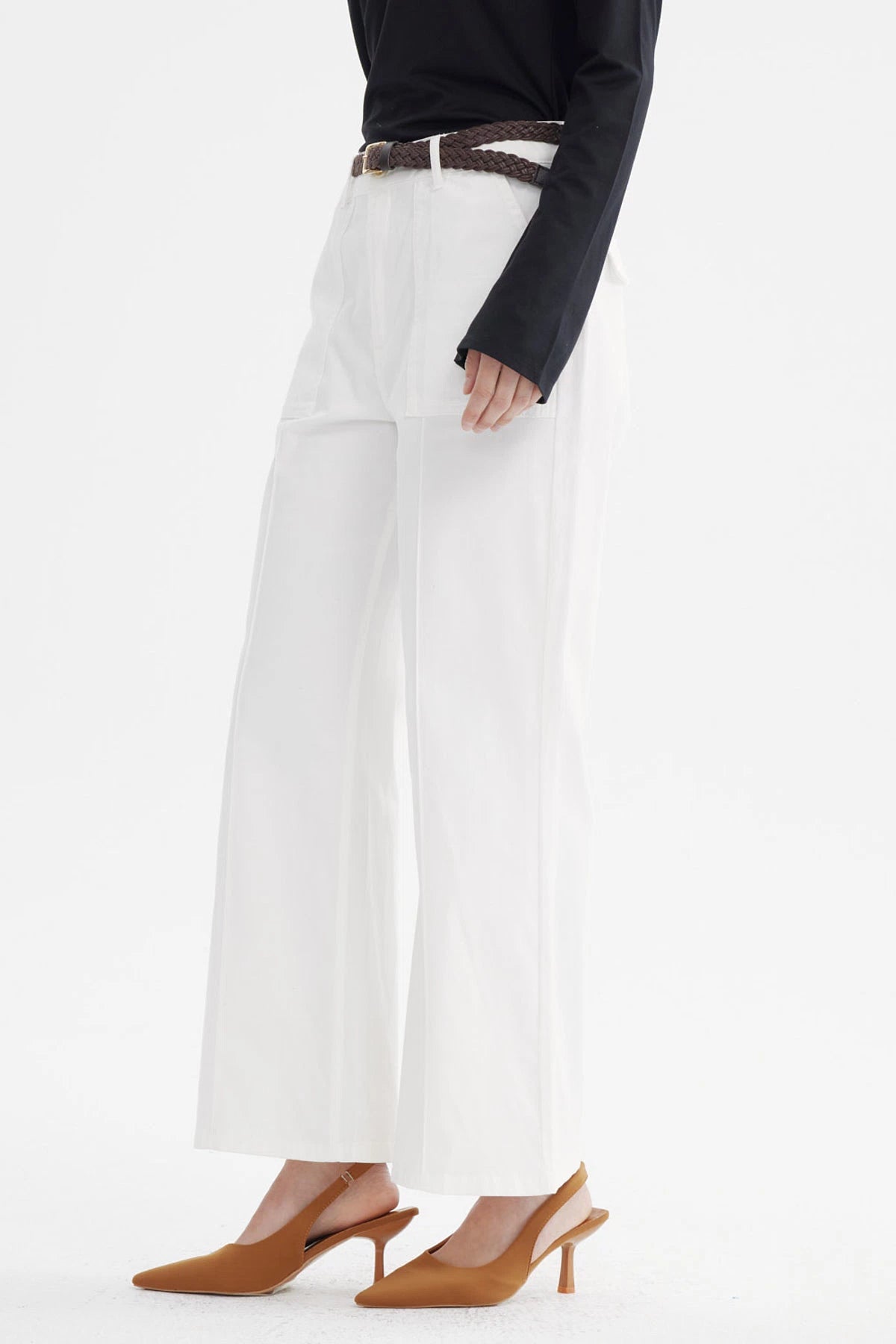 Pantalón mujer crudo gabardina con cinturón marrón tejido sin estampa ajuste cómodo para un look casual y sofisticado