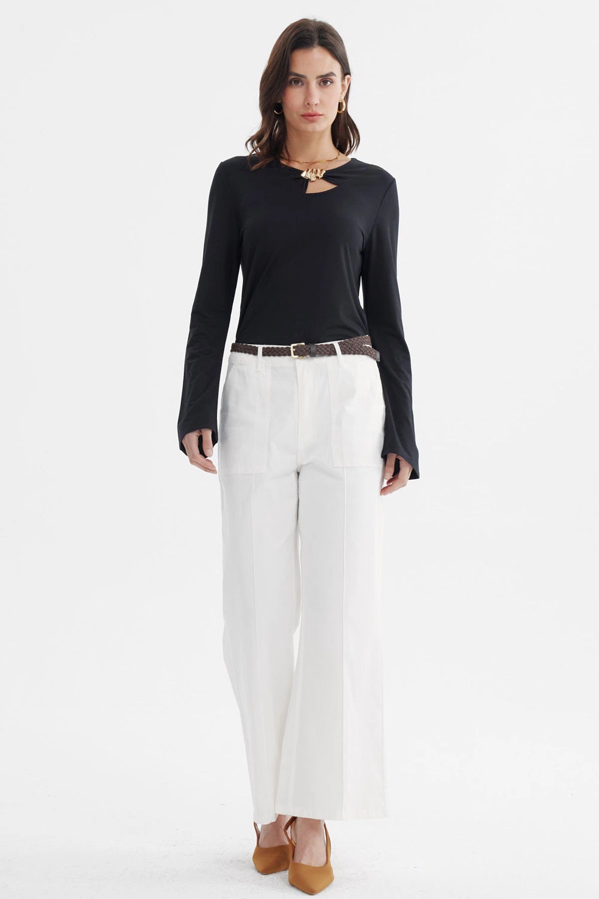 Pantalón mujer crudo gabardina con cinturón marrón tejido sin estampa ajuste cómodo para un look casual y sofisticado
